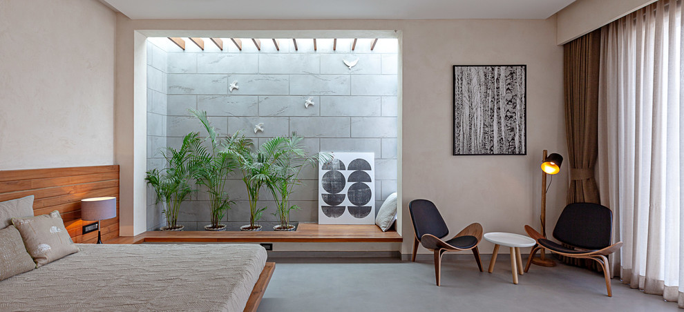 Modelo de dormitorio actual con paredes beige, moqueta y suelo gris