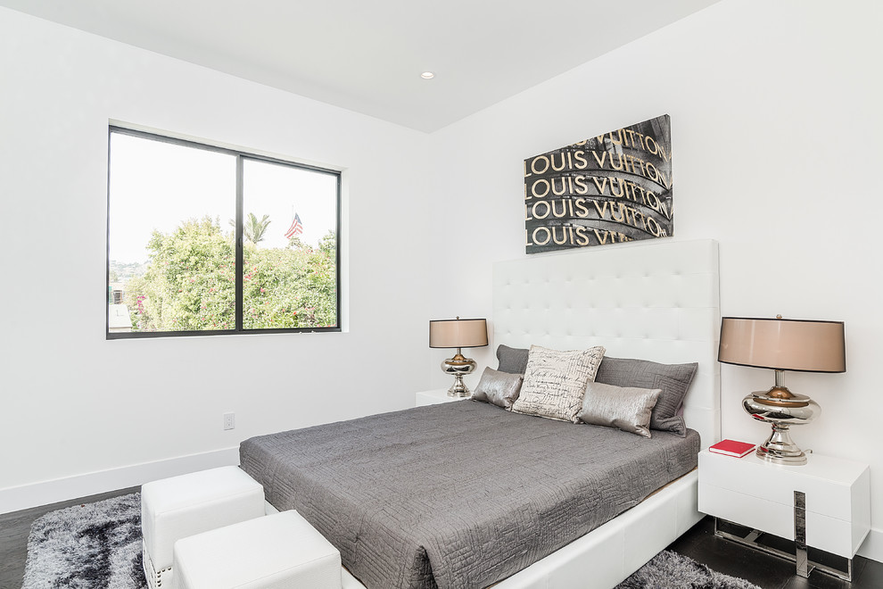 ロサンゼルスにある広いコンテンポラリースタイルのおしゃれな客用寝室 (白い壁、濃色無垢フローリング、標準型暖炉、レンガの暖炉まわり) のインテリア