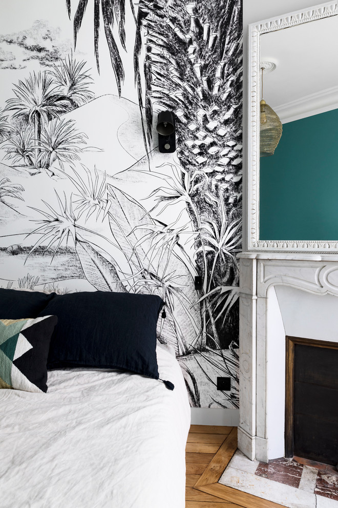 Idee per una camera matrimoniale contemporanea di medie dimensioni con camino classico, pareti blu e parquet chiaro