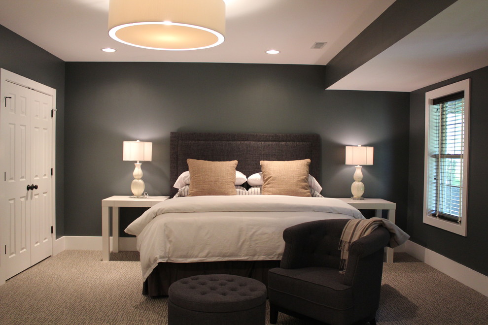Стильный дизайн: большая хозяйская спальня в стиле неоклассика (современная классика) с серыми стенами, ковровым покрытием и коричневым полом без камина - последний тренд