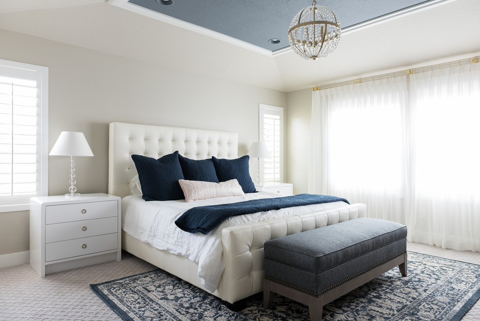 На фото: хозяйская спальня: освещение в морском стиле с бежевыми стенами, ковровым покрытием и бежевым полом с