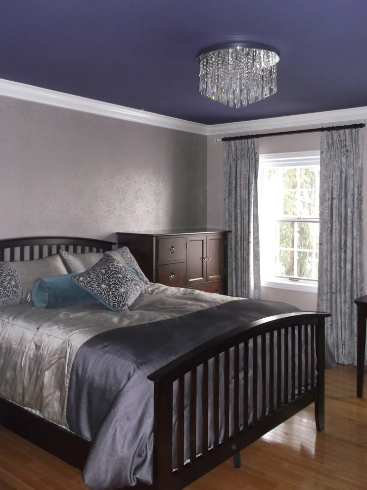 Idées déco pour une grande chambre parentale contemporaine avec un mur violet et parquet clair.