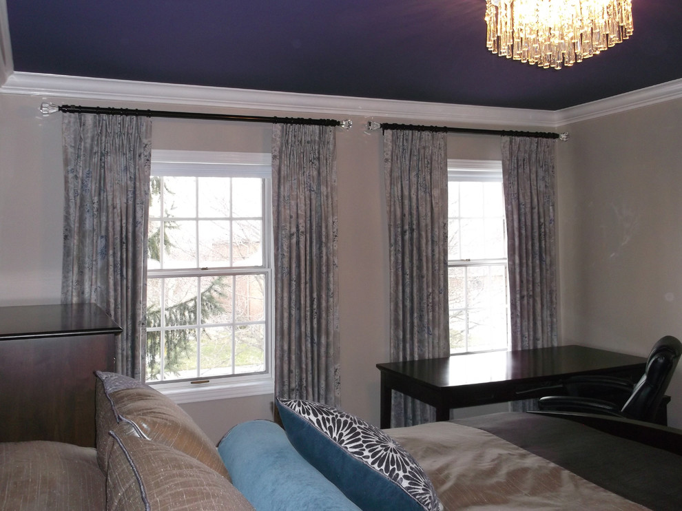 Ispirazione per una grande camera matrimoniale design con pareti viola e parquet chiaro
