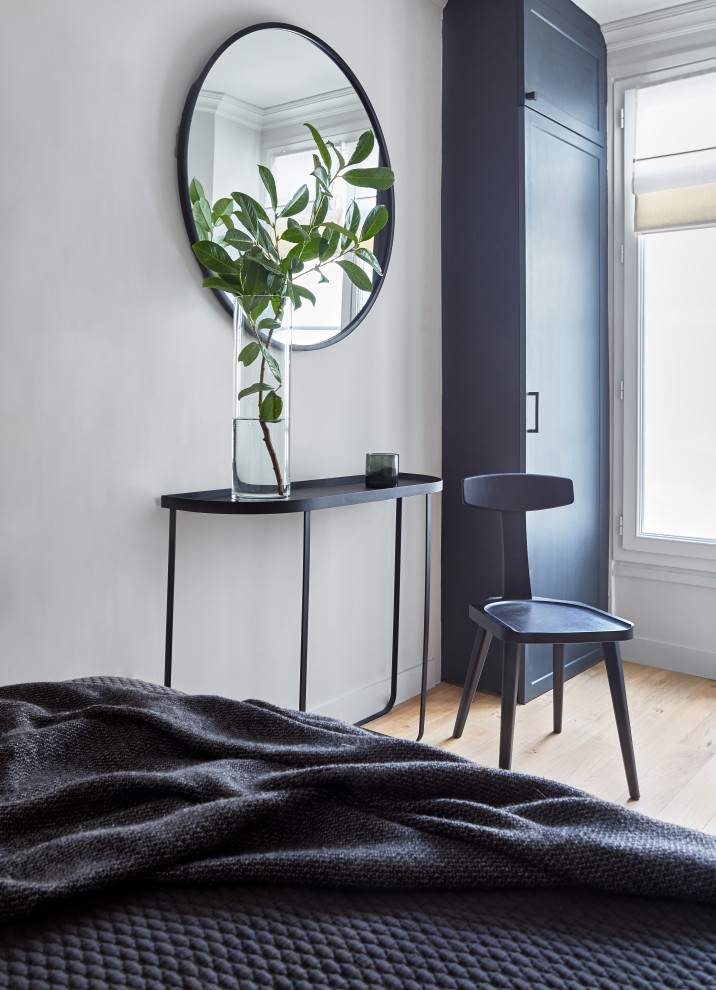 Bedroom - scandinavian bedroom idea in Paris