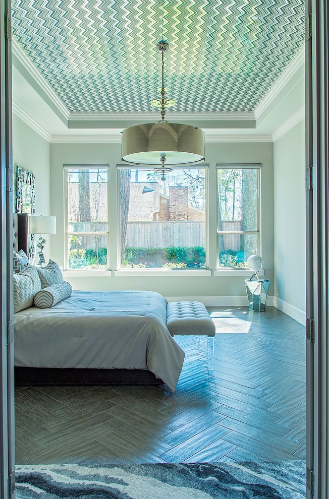 Imagen de dormitorio principal contemporáneo grande sin chimenea con paredes grises y suelo de baldosas de porcelana