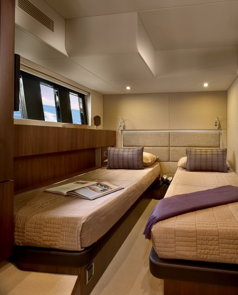 Foto di una camera da letto classica con pareti beige e moquette