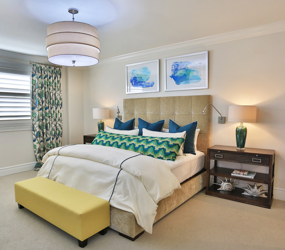 Foto de habitación de invitados clásica renovada con paredes beige, moqueta y suelo beige