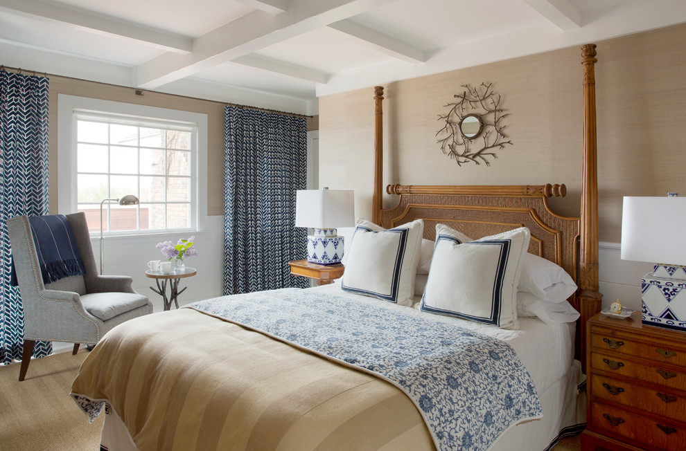 Идея дизайна: хозяйская спальня в морском стиле с бежевыми стенами