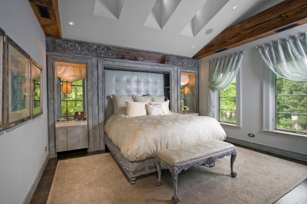 Eklektisk inredning av ett sovrum, med vita väggar och mörkt trägolv