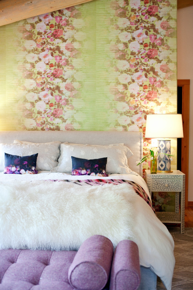 Foto de dormitorio rústico con paredes multicolor