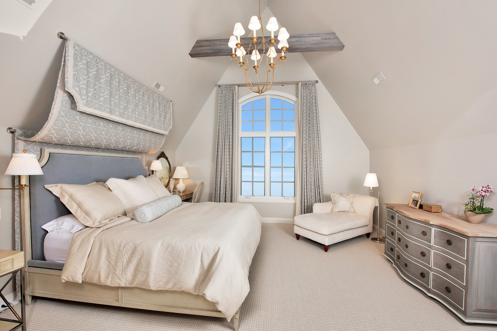 Imagen de dormitorio principal tradicional con paredes grises, moqueta, chimenea de esquina y suelo beige