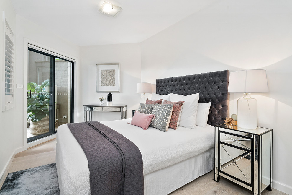 シドニーにある小さなトランジショナルスタイルのおしゃれな主寝室 (白い壁、淡色無垢フローリング、ベージュの床) のインテリア