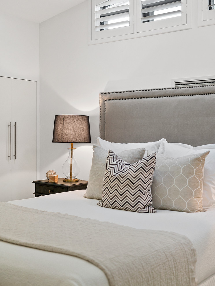 小さなトランジショナルスタイルのおしゃれな主寝室 (白い壁、淡色無垢フローリング)
