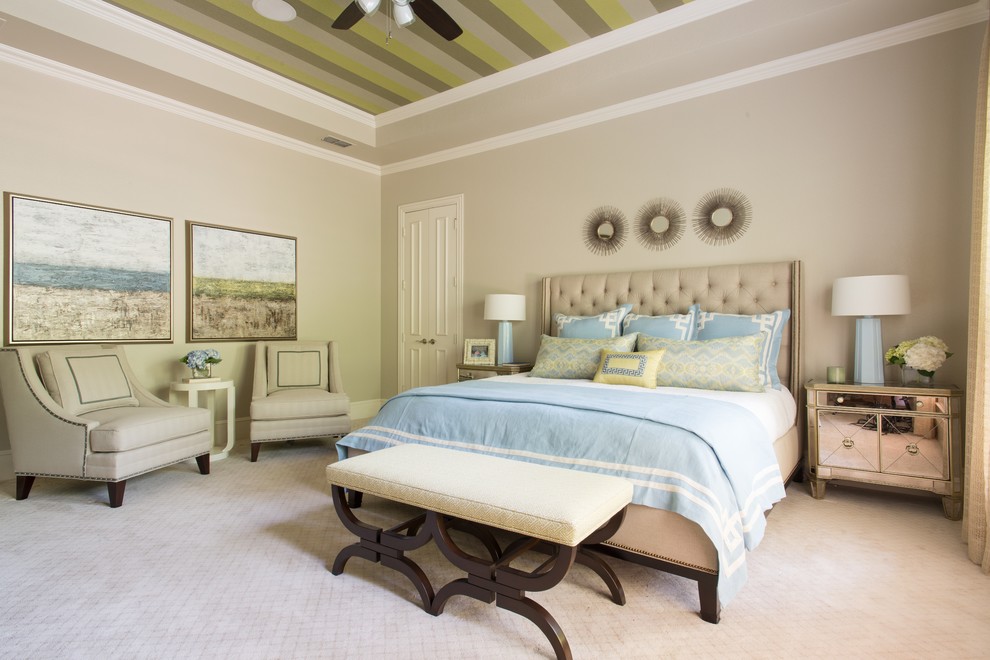 На фото: большая хозяйская спальня в стиле неоклассика (современная классика) с бежевыми стенами и ковровым покрытием без камина