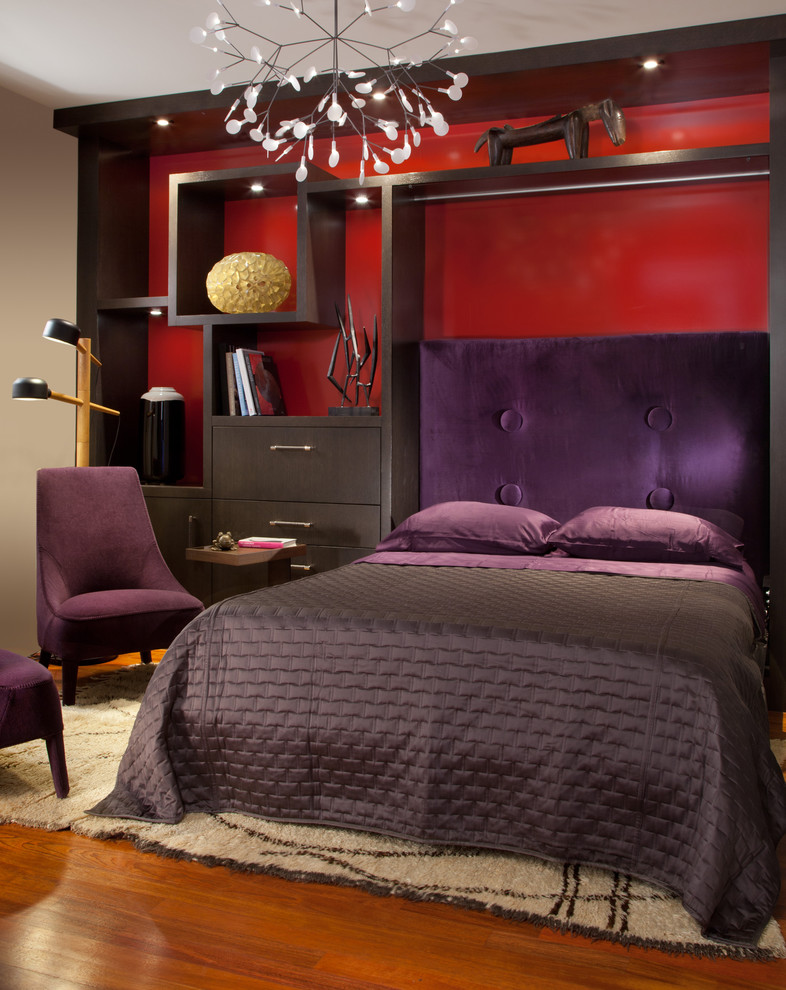 デンバーにある小さなコンテンポラリースタイルのおしゃれな主寝室 (赤い壁、無垢フローリング、暖炉なし) のインテリア
