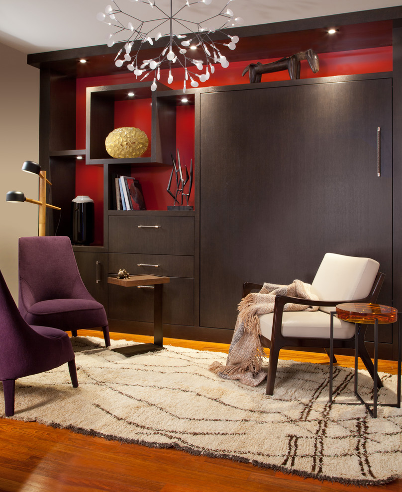 デンバーにある小さなコンテンポラリースタイルのおしゃれな主寝室 (赤い壁、無垢フローリング、暖炉なし、照明) のインテリア