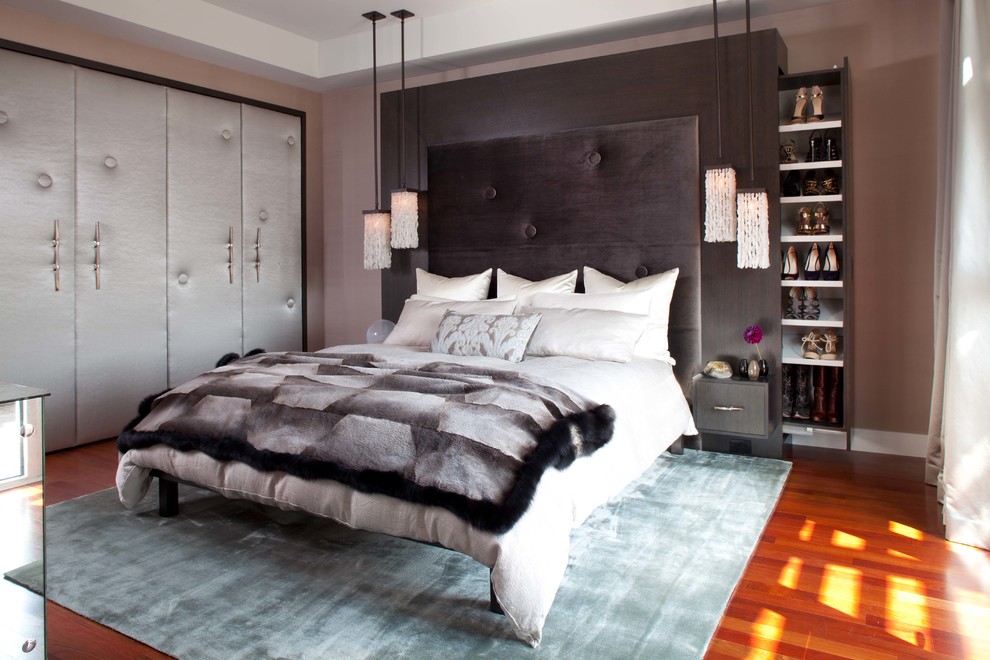 Источник вдохновения для домашнего уюта: большая хозяйская спальня в современном стиле с коричневыми стенами, паркетным полом среднего тона и коричневым полом без камина