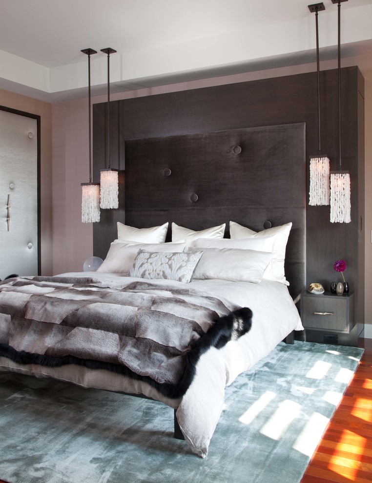 Свежая идея для дизайна: большая хозяйская спальня в современном стиле с коричневыми стенами и паркетным полом среднего тона без камина - отличное фото интерьера