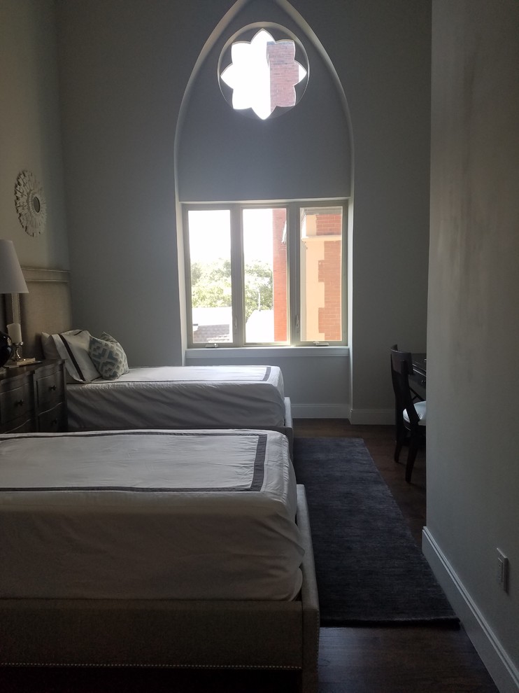 Modelo de habitación de invitados actual pequeña con paredes blancas y suelo de madera en tonos medios