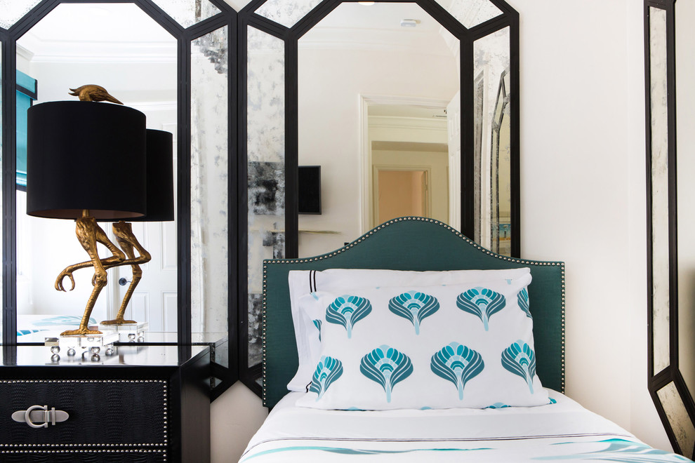Идея дизайна: большая гостевая спальня (комната для гостей) в средиземноморском стиле с белыми стенами и светлым паркетным полом без камина