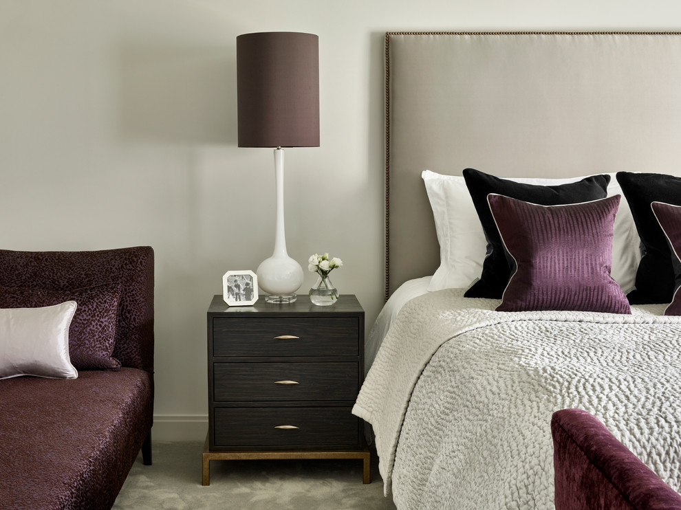 Imagen de dormitorio moderno con paredes grises