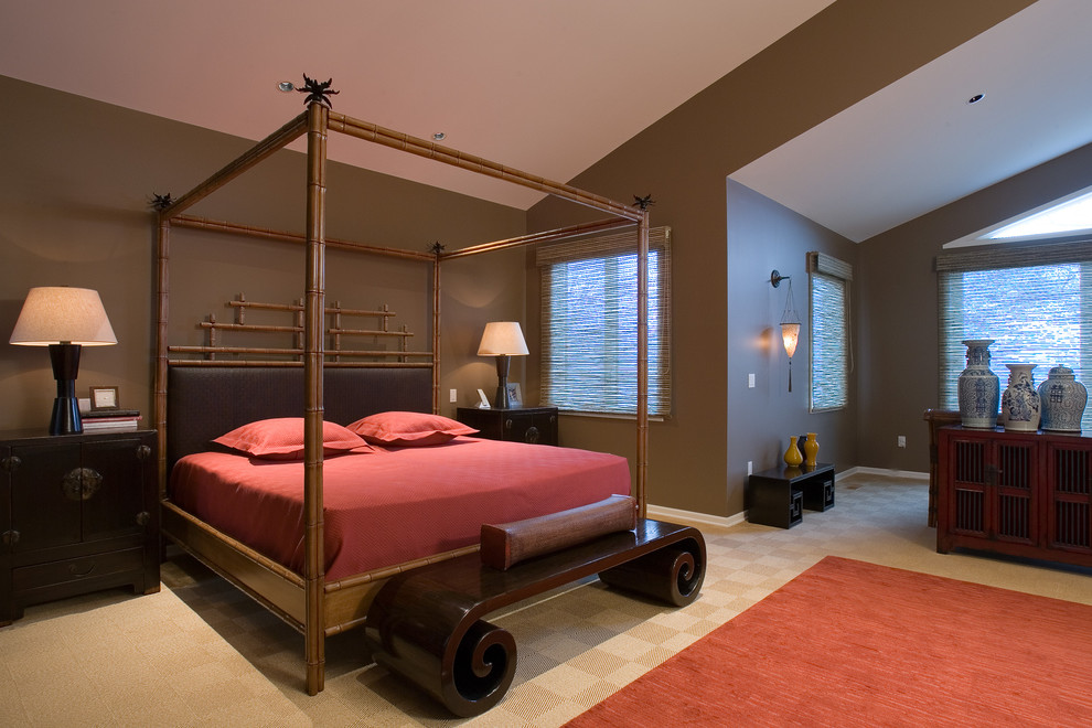 На фото: большая спальня на антресоли в восточном стиле с коричневыми стенами и ковровым покрытием без камина