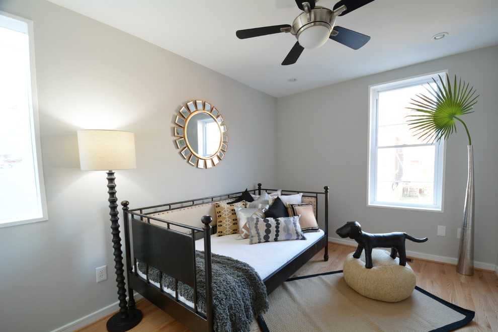 ワシントンD.C.にある小さなコンテンポラリースタイルのおしゃれな客用寝室 (竹フローリング、黄色い床、グレーの壁) のレイアウト
