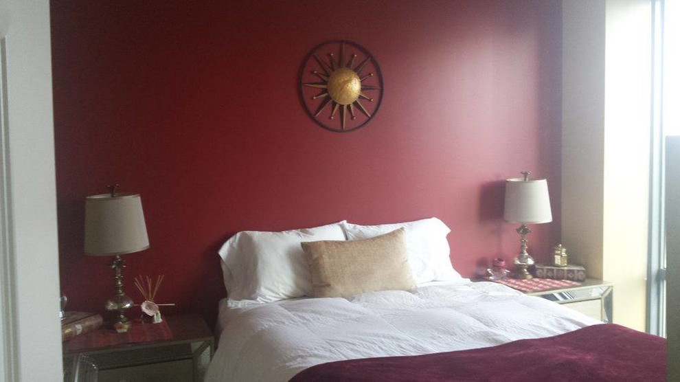 Imagen de dormitorio principal mediterráneo pequeño con paredes rojas