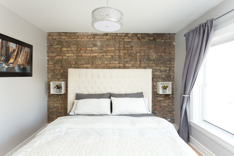 Imagen de dormitorio principal bohemio de tamaño medio sin chimenea con paredes blancas y suelo de madera en tonos medios