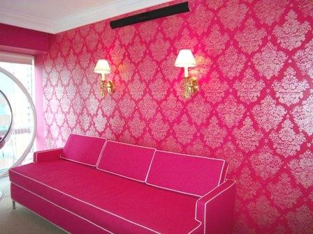 Kleines Stilmix Gästezimmer mit rosa Wandfarbe und Teppichboden in Chicago