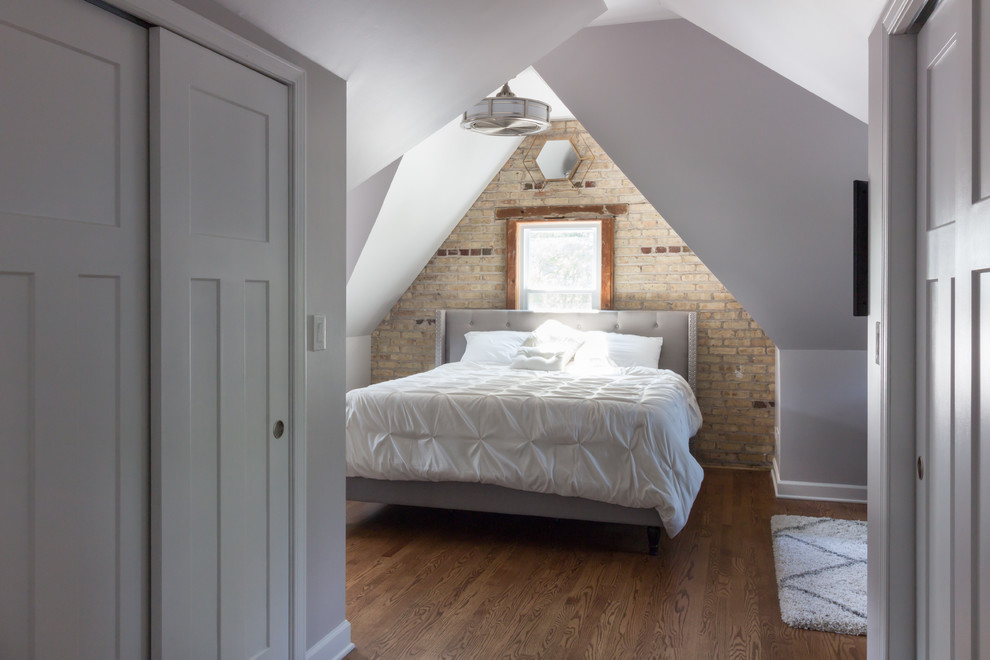 Ejemplo de dormitorio principal tradicional renovado con paredes grises, suelo de madera en tonos medios y suelo marrón