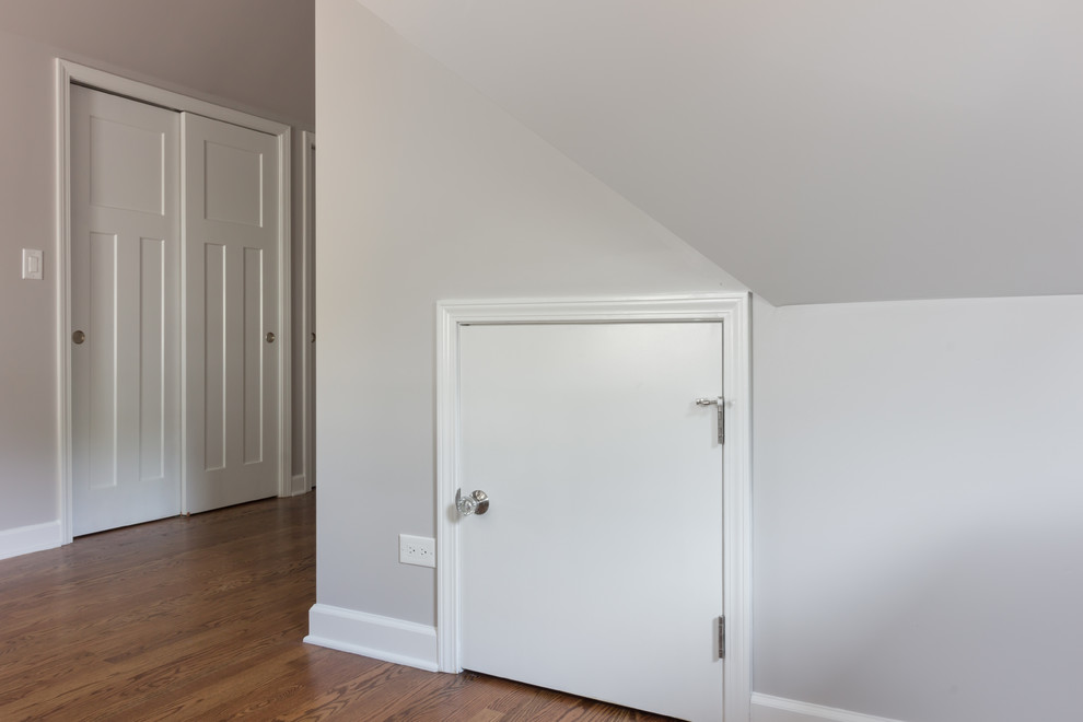 ボストンにあるトランジショナルスタイルのおしゃれな主寝室 (グレーの壁、無垢フローリング、茶色い床) のレイアウト