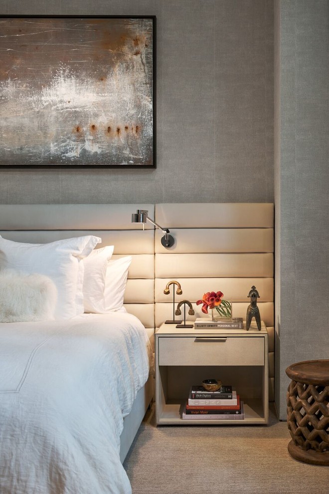 Свежая идея для дизайна: большая хозяйская спальня в современном стиле с серыми стенами, ковровым покрытием и бежевым полом без камина - отличное фото интерьера
