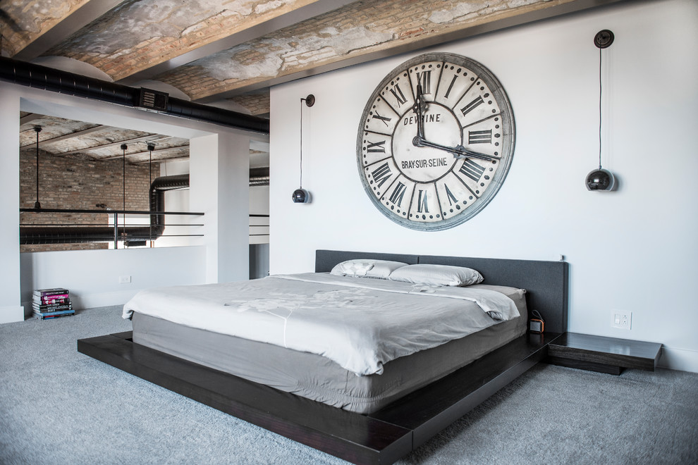 Пример оригинального дизайна: спальня на антресоли, на мансарде в стиле лофт с белыми стенами, ковровым покрытием и серым полом