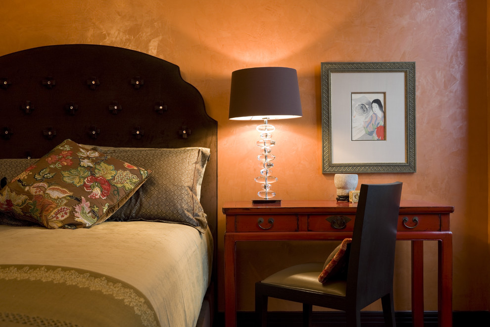 На фото: хозяйская спальня среднего размера в восточном стиле с оранжевыми стенами и светлым паркетным полом с