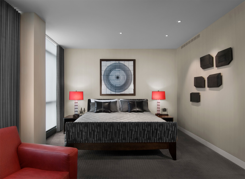 Modelo de dormitorio principal moderno de tamaño medio sin chimenea con paredes beige, moqueta y suelo gris