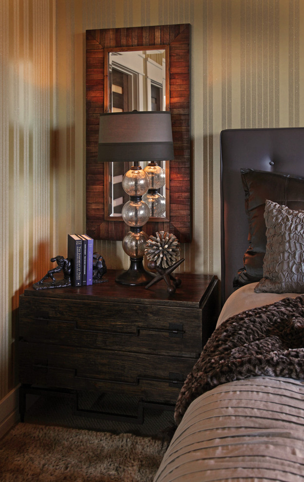 Imagen de dormitorio actual con paredes beige y suelo de madera oscura