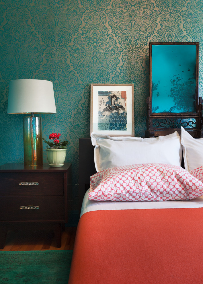 На фото: хозяйская спальня среднего размера в восточном стиле с синими стенами, паркетным полом среднего тона и коричневым полом без камина
