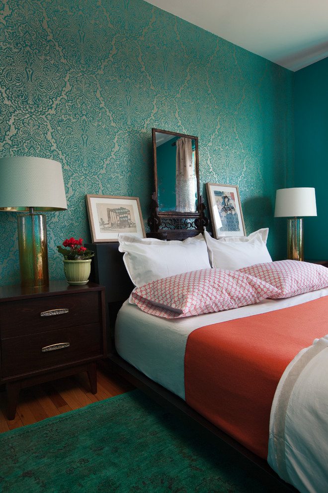 Mittelgroßes Eklektisches Schlafzimmer ohne Kamin mit blauer Wandfarbe und braunem Holzboden in Chicago
