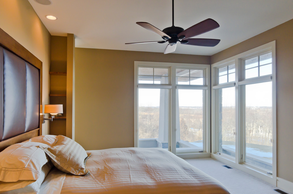Foto de dormitorio principal contemporáneo grande con paredes beige, moqueta y suelo beige
