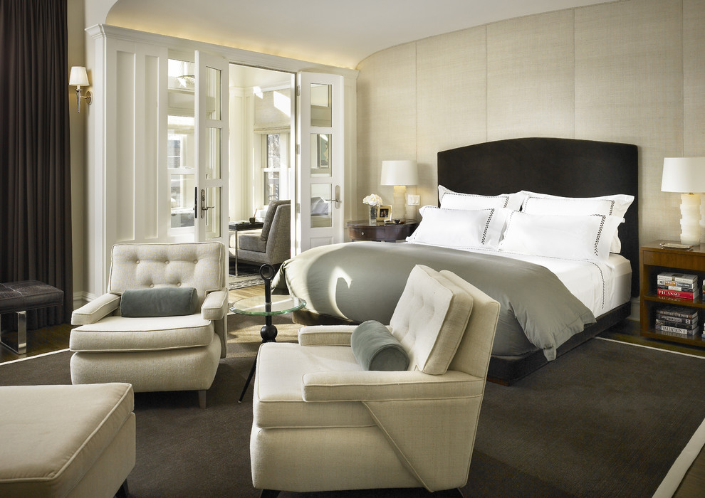 Idéer för ett klassiskt sovrum, med beige väggar