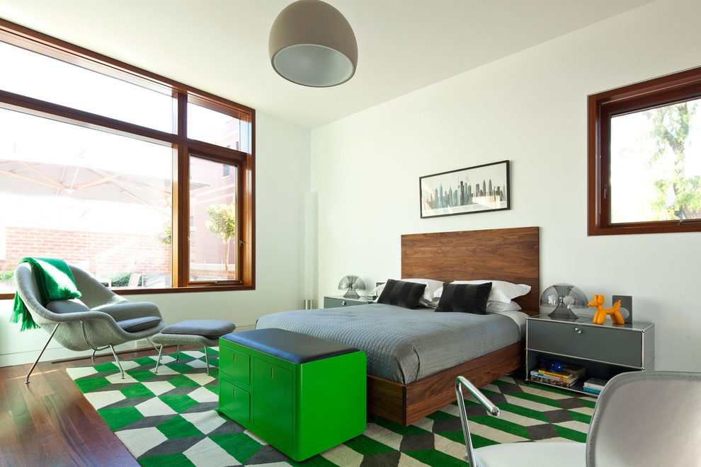 Modernes Schlafzimmer mit weißer Wandfarbe und dunklem Holzboden in Chicago
