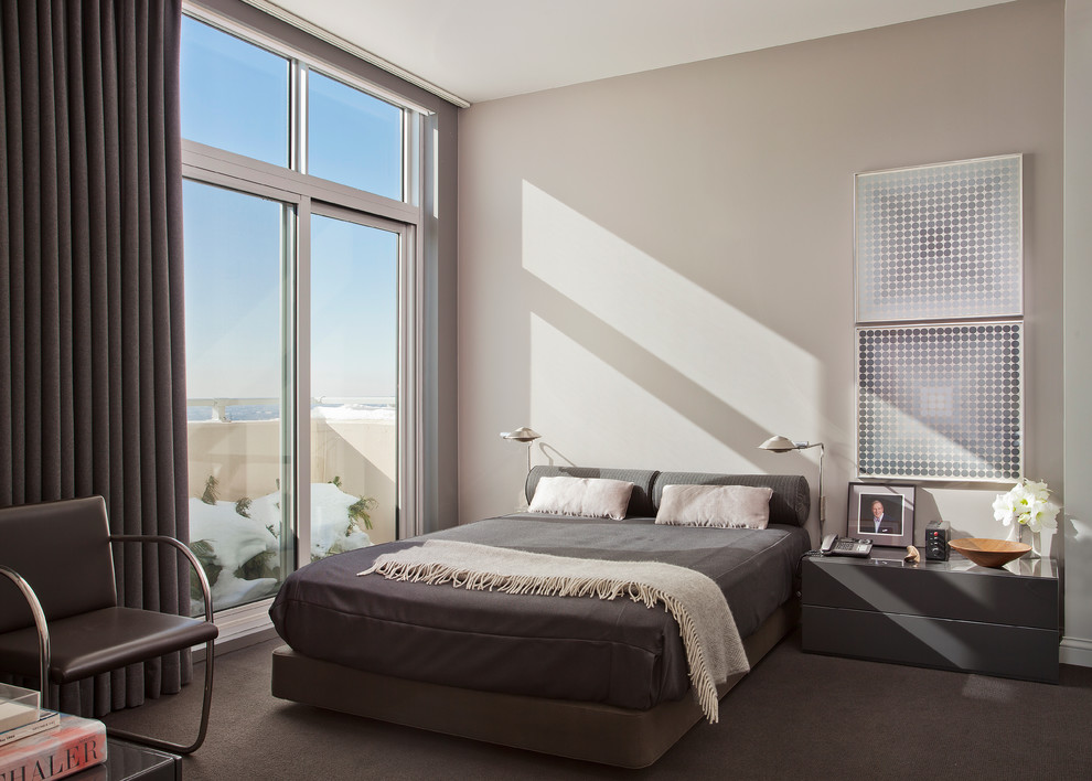 Kleines Modernes Hauptschlafzimmer mit grauer Wandfarbe, Teppichboden und grauem Boden in Chicago