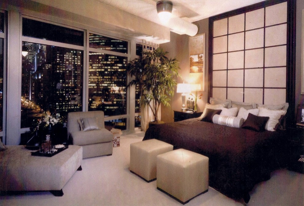 Cette image montre une chambre minimaliste de taille moyenne avec un mur marron.