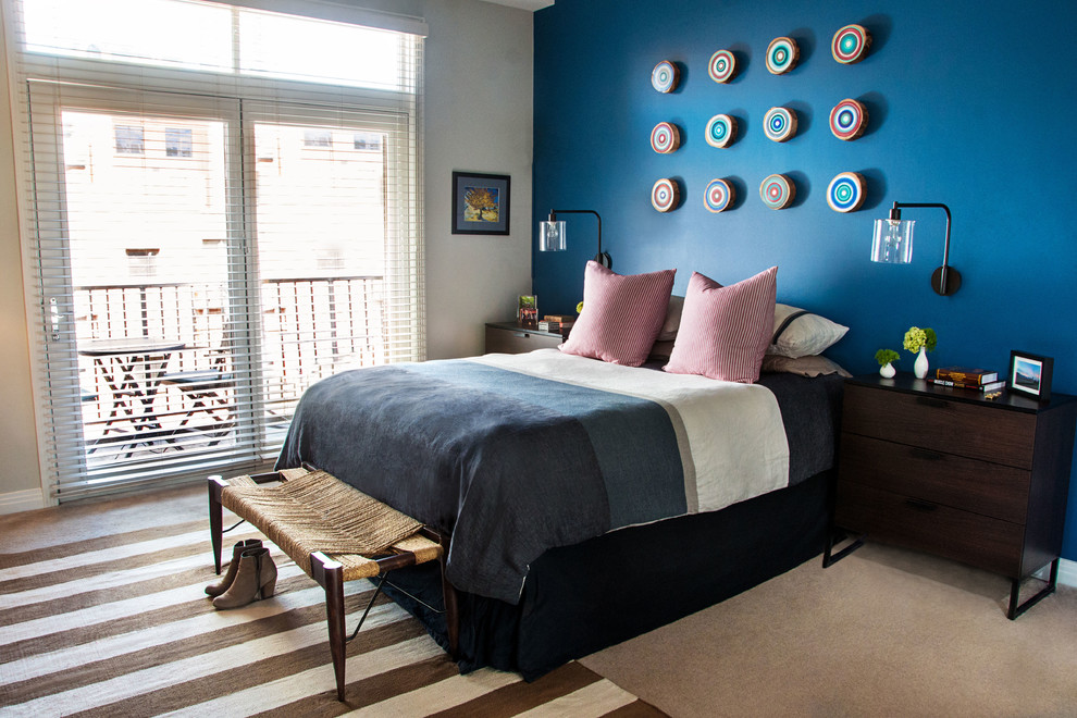 Diseño de dormitorio principal minimalista de tamaño medio sin chimenea con paredes grises, moqueta y suelo marrón