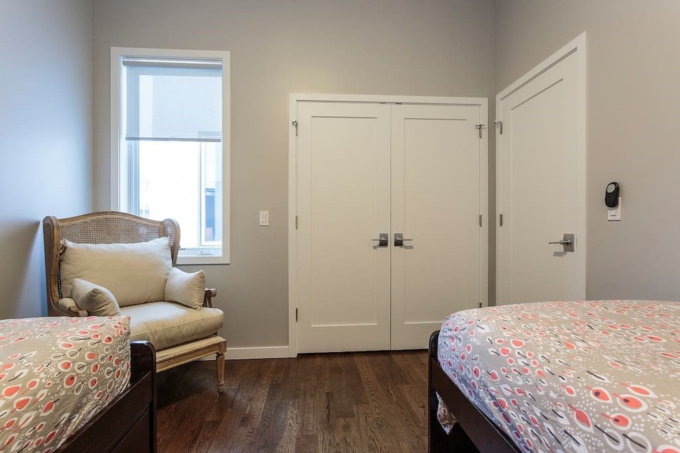 Idée de décoration pour une petite chambre d'amis minimaliste avec parquet clair et aucune cheminée.
