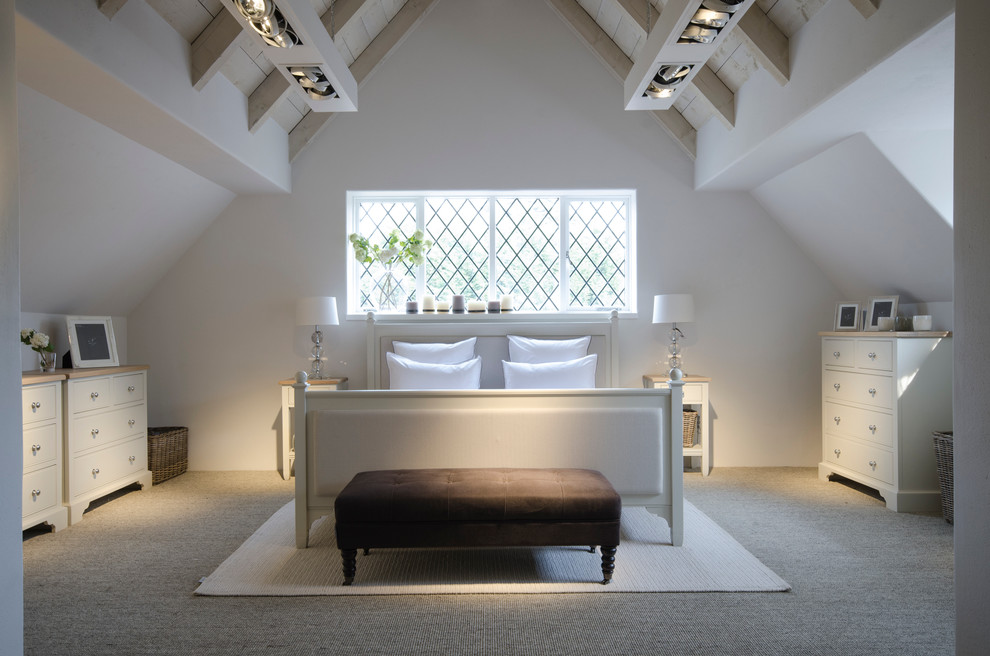 ロンドンにあるトランジショナルスタイルのおしゃれな寝室 (カーペット敷き、勾配天井) のレイアウト