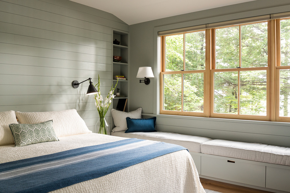 ポートランド(メイン)にあるラスティックスタイルのおしゃれな寝室 (緑の壁、無垢フローリング、茶色い床)