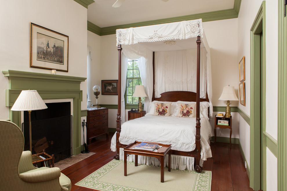 Источник вдохновения для домашнего уюта: спальня в классическом стиле с белыми стенами, темным паркетным полом и стандартным камином