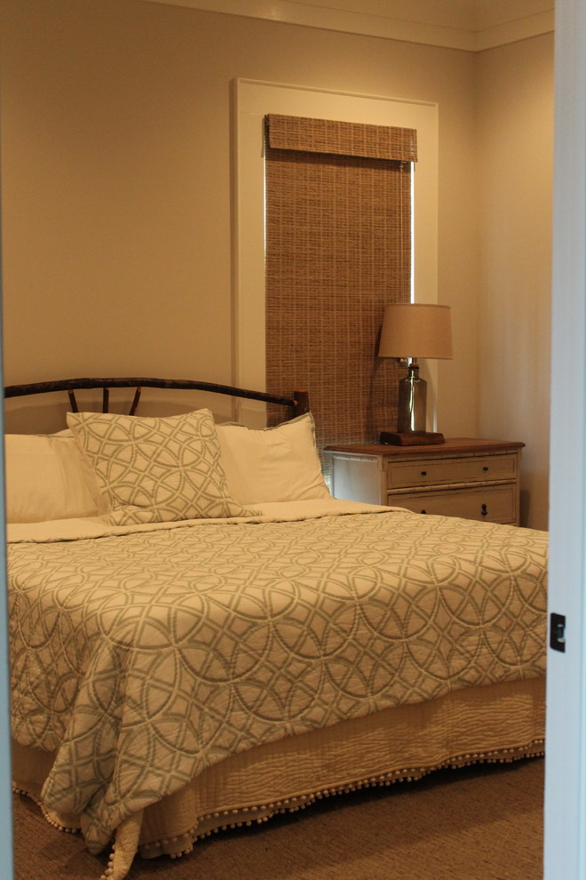 Modelo de habitación de invitados de estilo americano grande con paredes beige, moqueta y suelo beige
